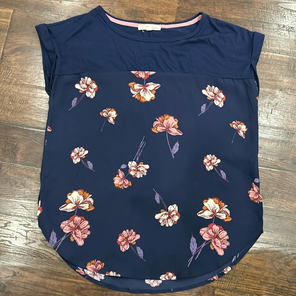 Women’s S capped sleeve dressy top